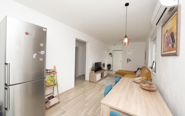 Modern Apartment Domina, With Balcony and Parking
