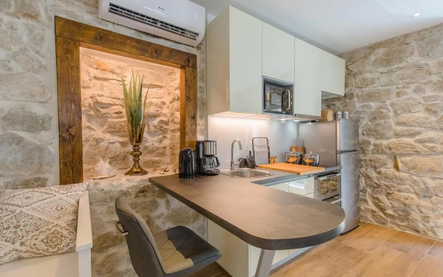 Luxury Apt Petra in 400 year old stone house 4+2