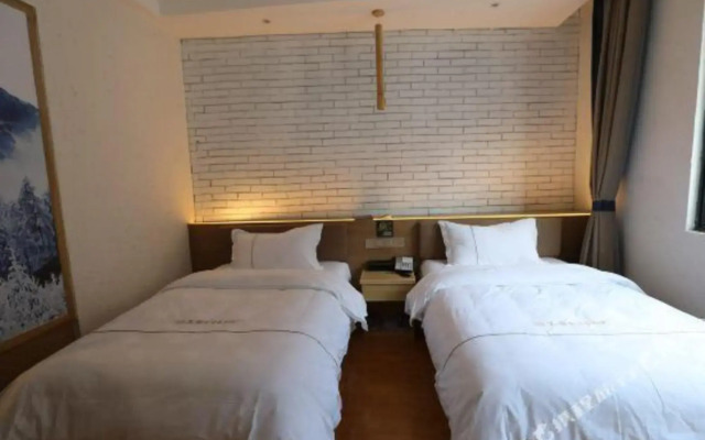 Zhengba Shilixiang Courtyard (Luding Daduhe Bridge)