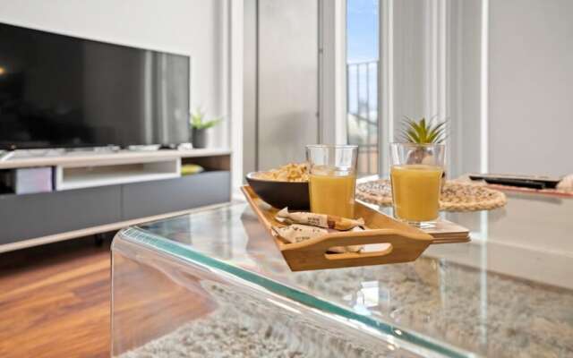 Spectacular Apartment Balcony View in City Centre