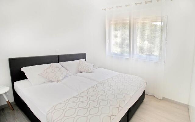 Bacan Family Apartments