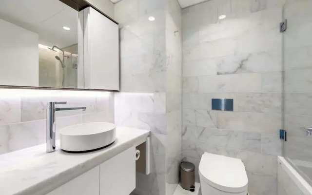 Chic Urban Stylish Condo in Downtown V
