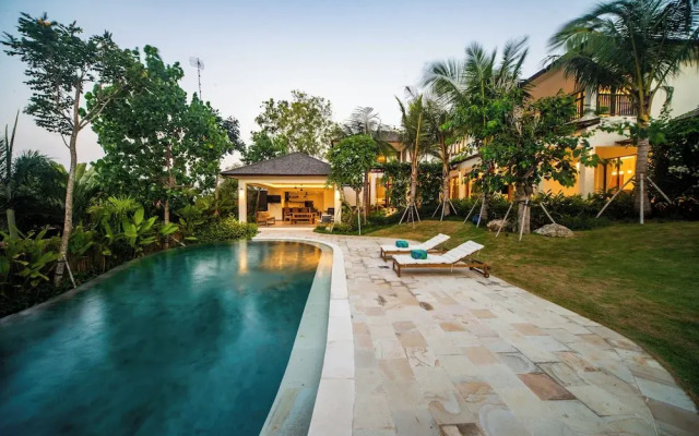 Luxury 4 Bedroom Bella Vista Villa