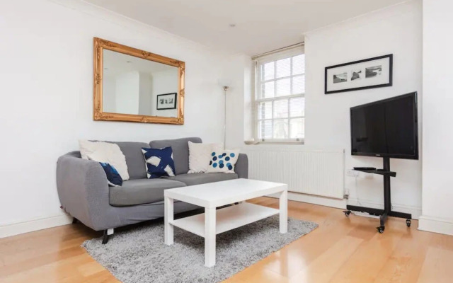 Homely 2 Bedroom Flat Near Embankment Station