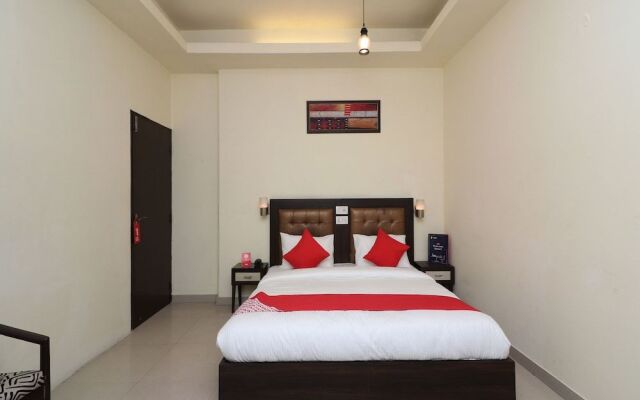 OYO 389 Hotel Applee Inn