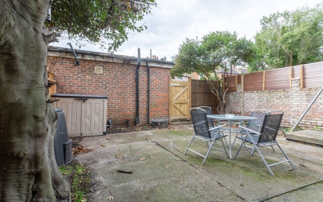 Bright Garden Flat In Wimbledon