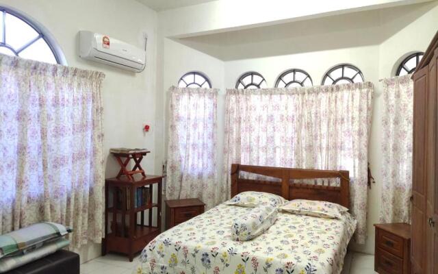 Homestay YatiMizi (Bungalow Station 18, Ipoh)