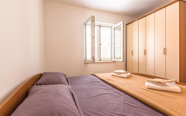 Amazing Apartment in Makarska With 5 Bedrooms and Wifi