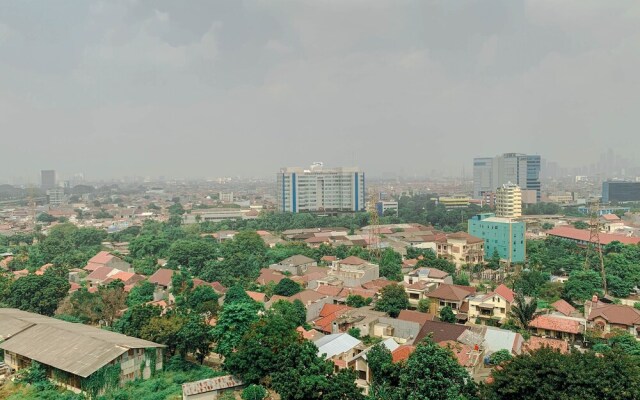 Simple And Cozy Living 2Br At Green Pramuka City Apartment