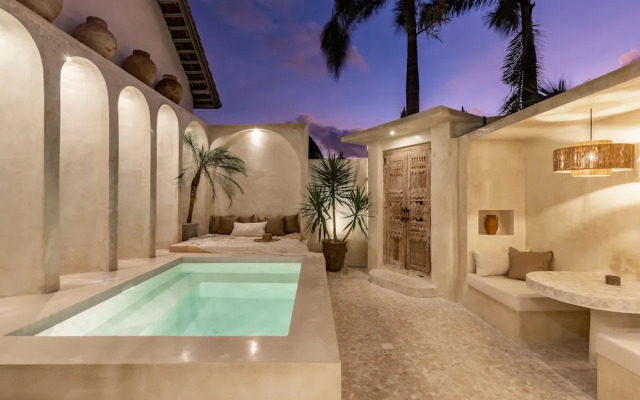 Luxe & Unique Honeymoon Bocami Suites- 2 by Azure