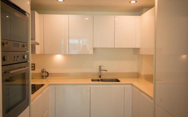 One Bed Apt in Lincoln Plaza, Canary Wharf