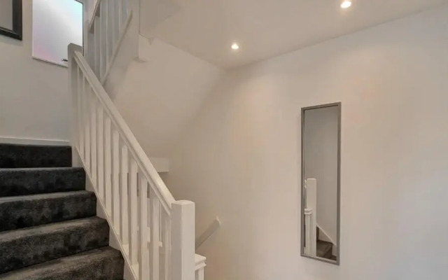 Lovely Modernist 4 Bed House