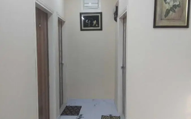 Oyo 90825 Three Star Stays