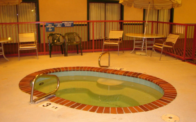 Econo Lodge Inn & Suites