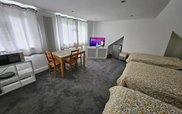 SnoozeDen Westmead – Windsor Castle & Legoland