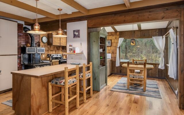 Rivers Edge 2 Bedroom Home by NW Comfy Cabins by RedAwning