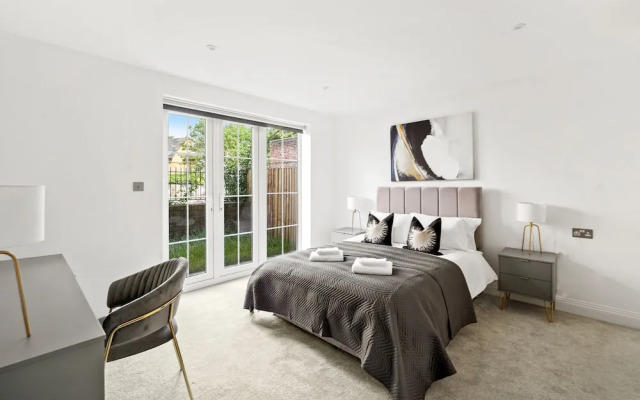 Luxurious 1 Bed Apartment - Free Wifi and Parking