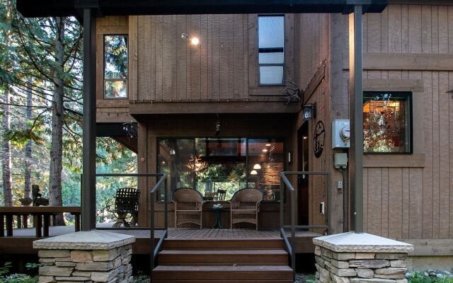 Papa Bear's River Cabin