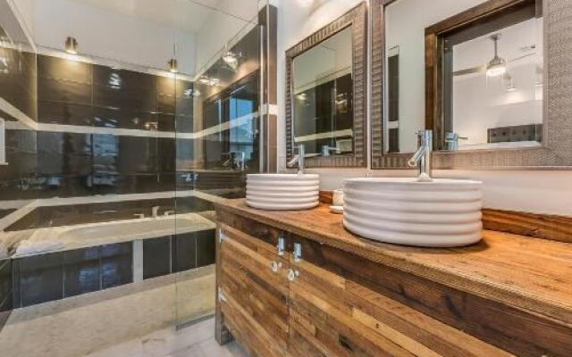 Luxury Loft-Style 3BR Townhouse by Hosteeva