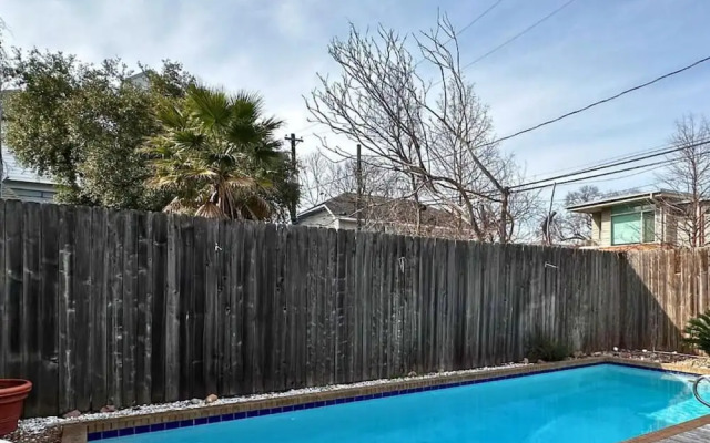 Poolside Comfort in Montrose