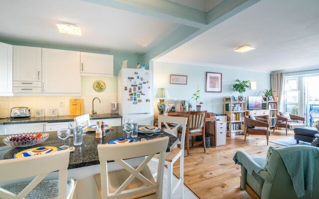Delightful Wapping Home with Stunning River Views