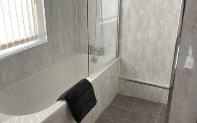 Modern 2 bed sleep 5 close to Anfield Stadium