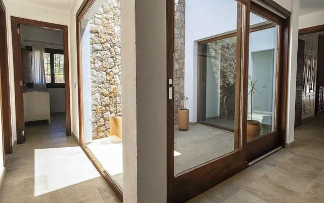 Spacious Villa With Games Area