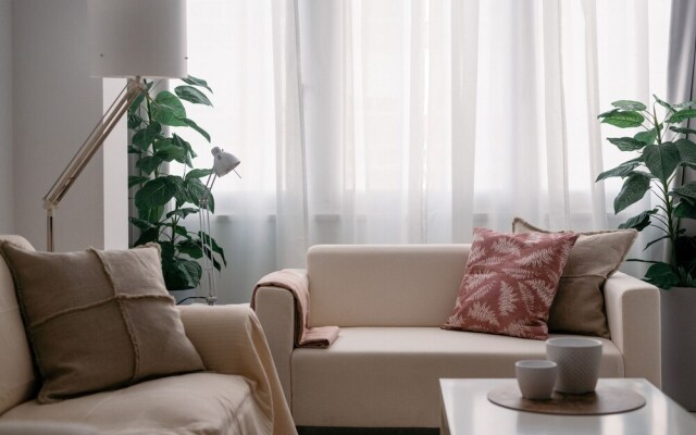 Light-Filled Apt, w/ Free Pick-Up By TimeCooler