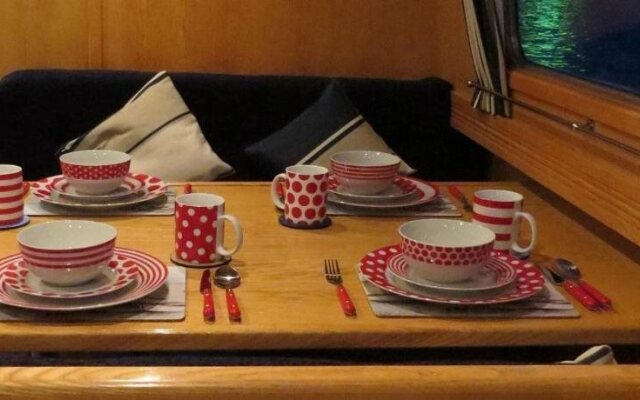 Houseboat Hotels