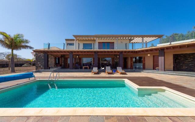 Oasis Villa with swimming pool in 4000m2 garden