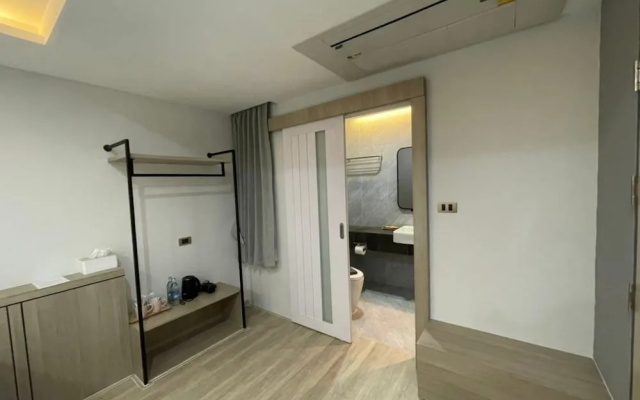 The Riski Hotel at Bangphlat Station