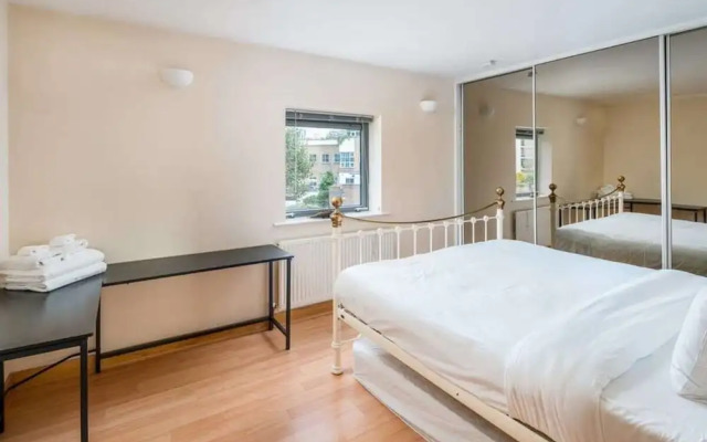 Bright 2 Bed 2 Bath apt Near Canary Wharf