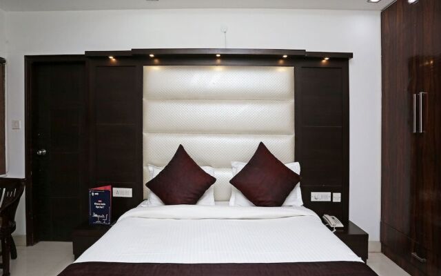 OYO 14389 Diplomat Suites