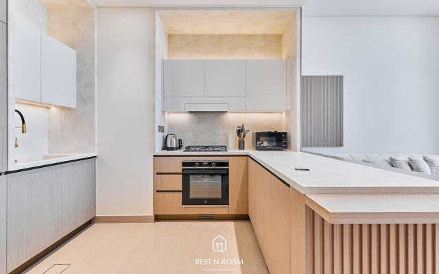 Upscale 1BR With Jacuzzi Prime Location in JVC