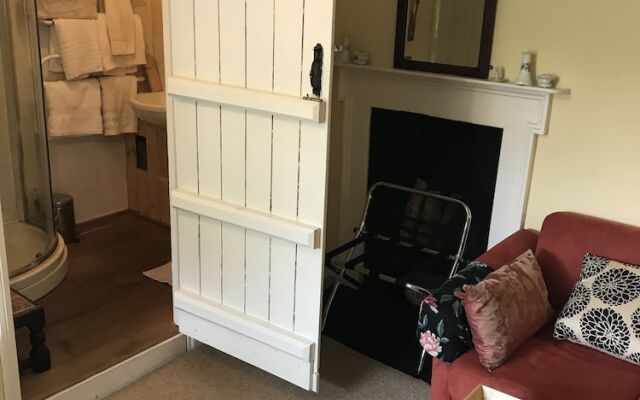 Lower Buckton Country House - Sleeps 12