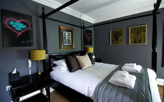 Port Lympne Reserve - Livingstone Lodge