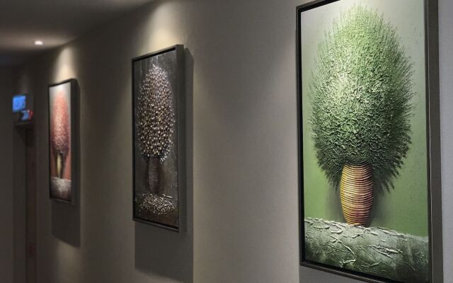 Greens Hotel & Suites