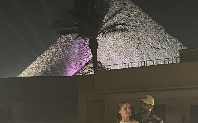 The Gate Hotel Front Pyramids & Sphinx View