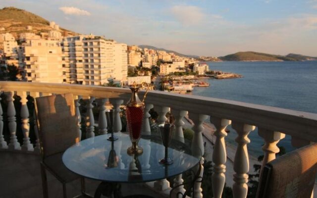 Monte Cristo Hotel with Rooftop Pool