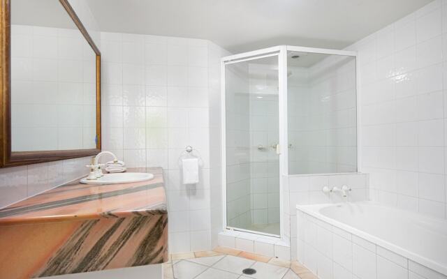 Soul Surfers Paradise 3 Bedroom Beach Apartment