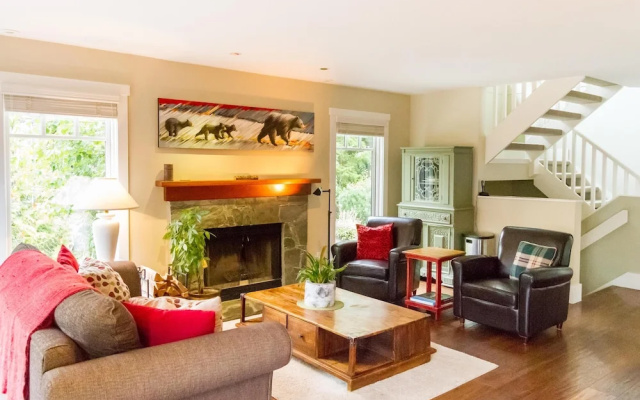 Spacious Town Home With Private Hot Tub