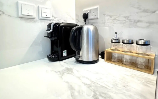 Tranquil 1BR Escape With Pool View in Meydan