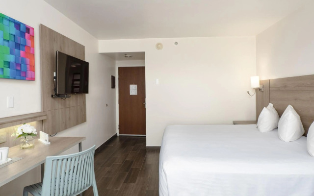 Hotel Mesaluna Near American Consulate