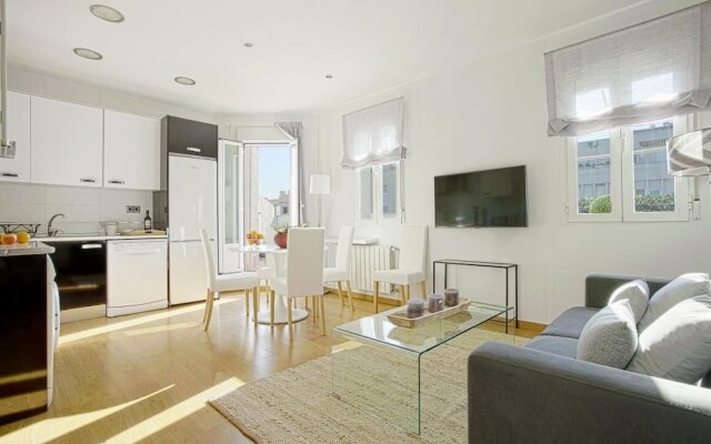 Beautifuly Decorated 2 Bd Apart With Private Terrace. Reina Sofia Terrace