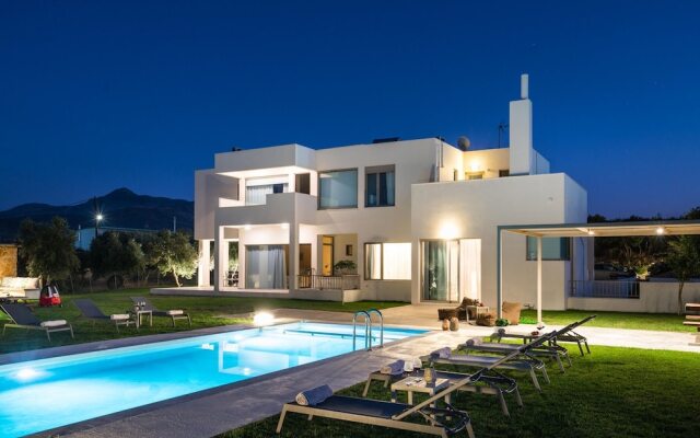 Luxury Villa With Private Heated Pool, Childrens Fenced Area, Near the Beach & the Town