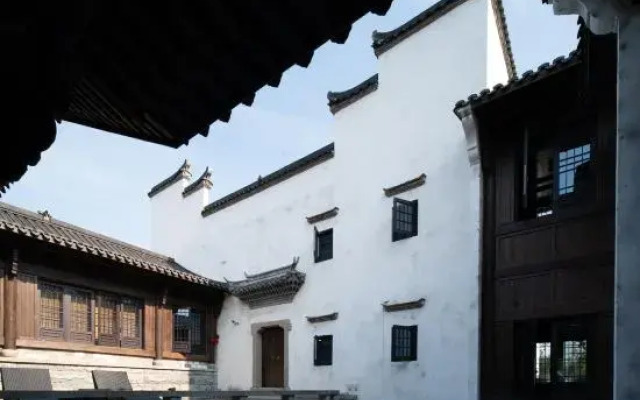 Zhenhu Homestay (Jiandemeicheng Ancient Town)