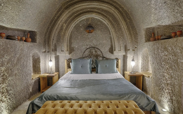 Hera Cave Suites