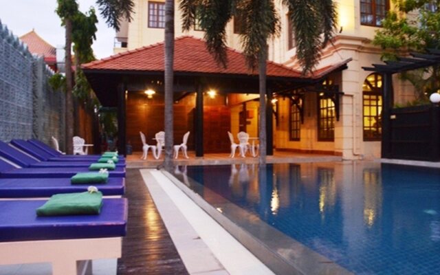 The Suite By Royal Crown Hotel