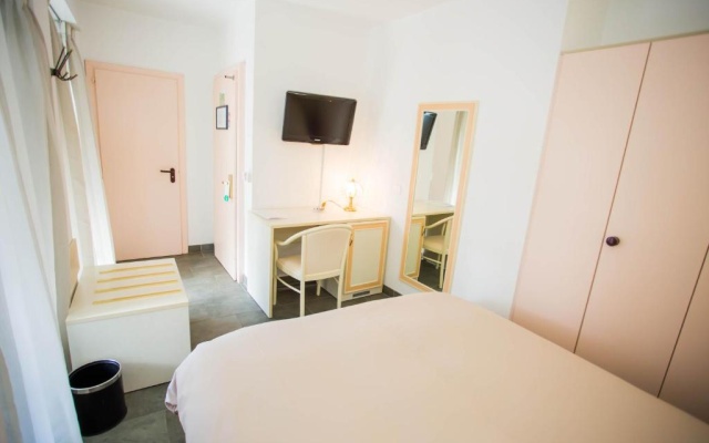 Hotel Du Port – Guest Rooms – Villeneuve