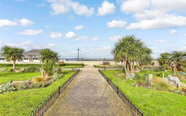 Stunning 1-bed Flat W/seaview, Garden Pet Friendly